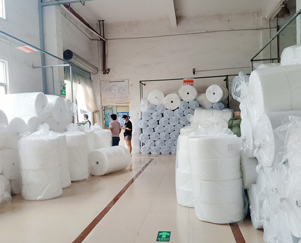 功夫不負有心人，這句話，小編想送給剛拿下120噸口罩針刺棉訂單的東莞智成纖維業務符經理。每一場合作的背后，都不是一件容易的事，能成功合作，或是客戶覺得合作方品牌可靠，亦或是相關人員服務周到。 6月17日，東莞智成纖維業務符經理終于獲得深圳鐘先生的認可?；貞浧鹋c深圳鐘先生初見，是兩天前的6月15日，這次登門拜訪，是深圳鐘先生上門考察東莞智成纖維。此次考察智成，獲得了深圳鐘先生的極大認可，從鐘先生口中得知，鐘先生此前對比了很多廠家，但只有東莞智成纖維的環境衛生能達到他的標準，這也是智成人平時做好7s管理的體現。 6月15日當天下午東莞智成纖維業務吳總監到深圳和鐘先生協商價格、合作等問題。晚上11點，智成纖維業務符經理不辭辛勞，把剛打好的樣品送到深圳，讓鐘先生試樣。 第三、第四次，是6月16日，符經理帶上張技術上門進行技術指導。前前后后兩天時間，終得深圳鐘先生一句：合同馬上簽給你。 前有劉備三顧茅廬，后有智成符經理4次登門拜訪，兩者終得盡善盡美。東莞智成纖維的每一位銷售人員，秉承著用心、不懈怠任何一位客戶的工作態度，為客戶服務著。